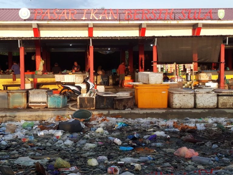 foto pasar ikan bersih sula.
