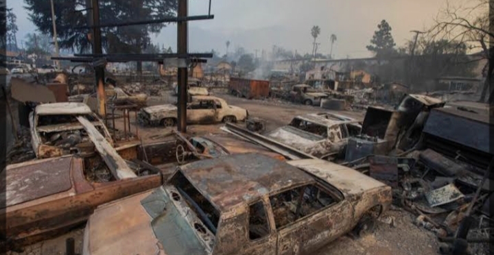 Pemandangan yang Menunjukan Sisa sisa Kebekaran di Los Angeles, California,AS.
