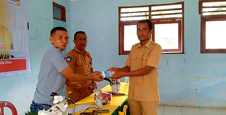 Foto: Istimewa Yusran Pauwah Bersama Guru SMA 3 Kepulauan Sula 